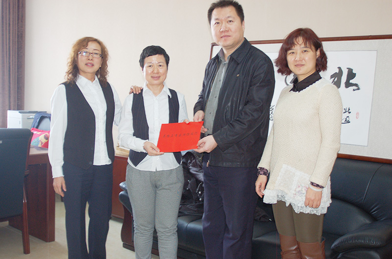 1464057308126801.jpg 沙區(qū)經(jīng)發(fā)委領導慰問北園春集團黨員2016.2.2.JPG