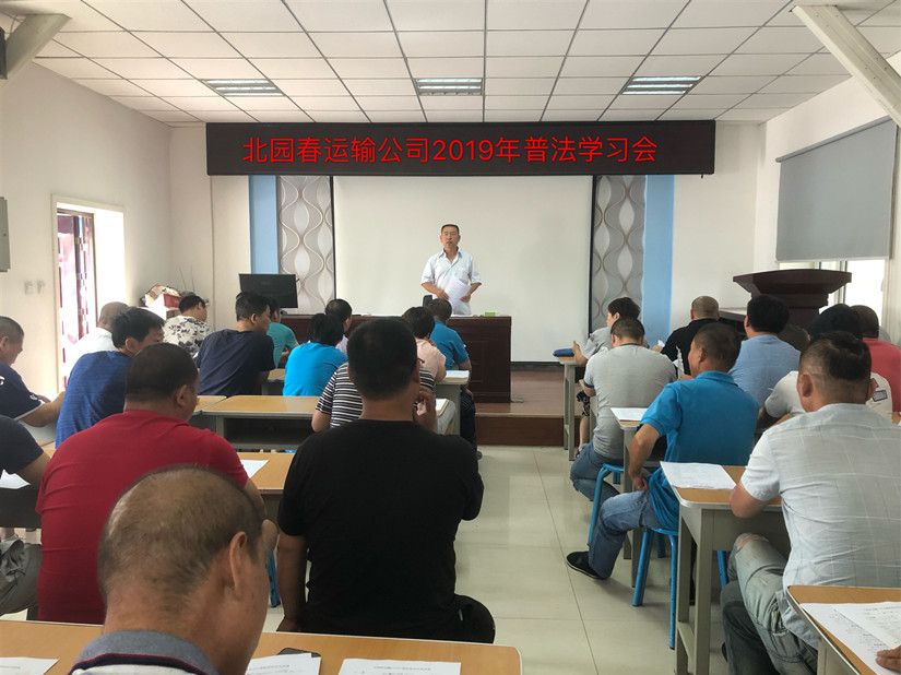 1564545531887533.jpg 圖為:運(yùn)輸公司管理人員為駕駛員宣講普法教育_副本.jpg