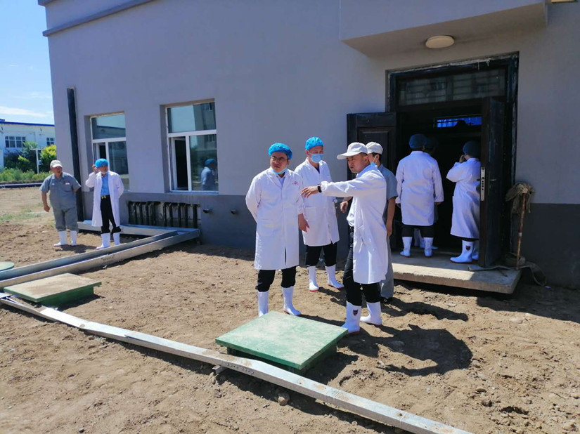 1564546454801398.jpg 圖為:集團(tuán)公司總經(jīng)理彭超在了解污水處理系統(tǒng)_副本.jpg