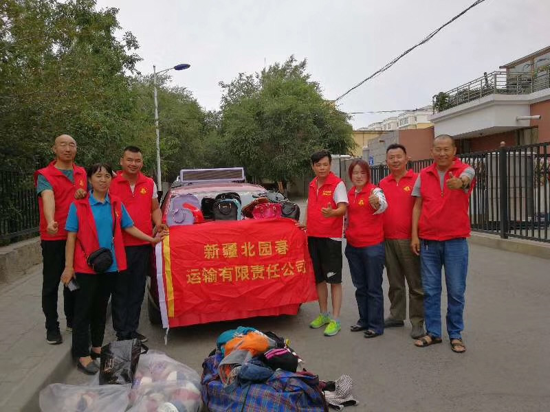 1567399617226129.jpg 圖為:運(yùn)輸公司志愿服務(wù)隊(duì)為愛心櫥柜“捐贈衣物_副本.jpg