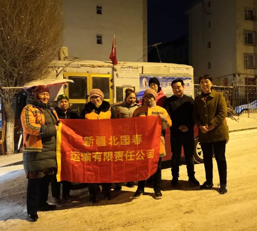 1575451149426328.jpg 運輸公司志愿服務隊凌晨與城市美容師合影_副本.jpg