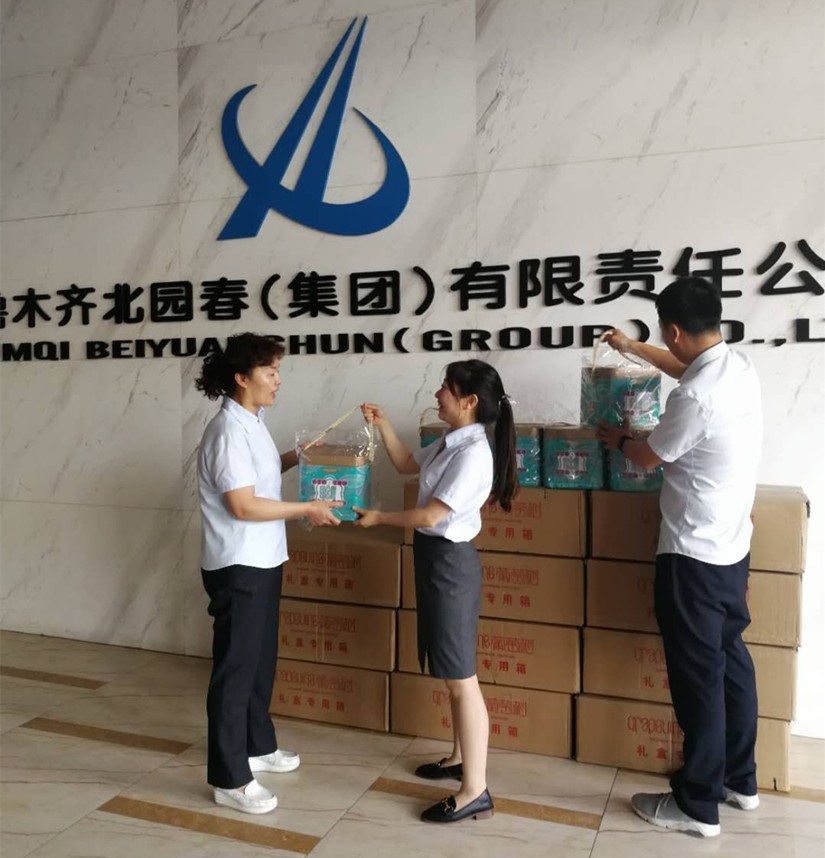 1593575489283445.jpg 圖為:工會(huì)人員將包裝精美的粽子送到員工手中_副本.jpg