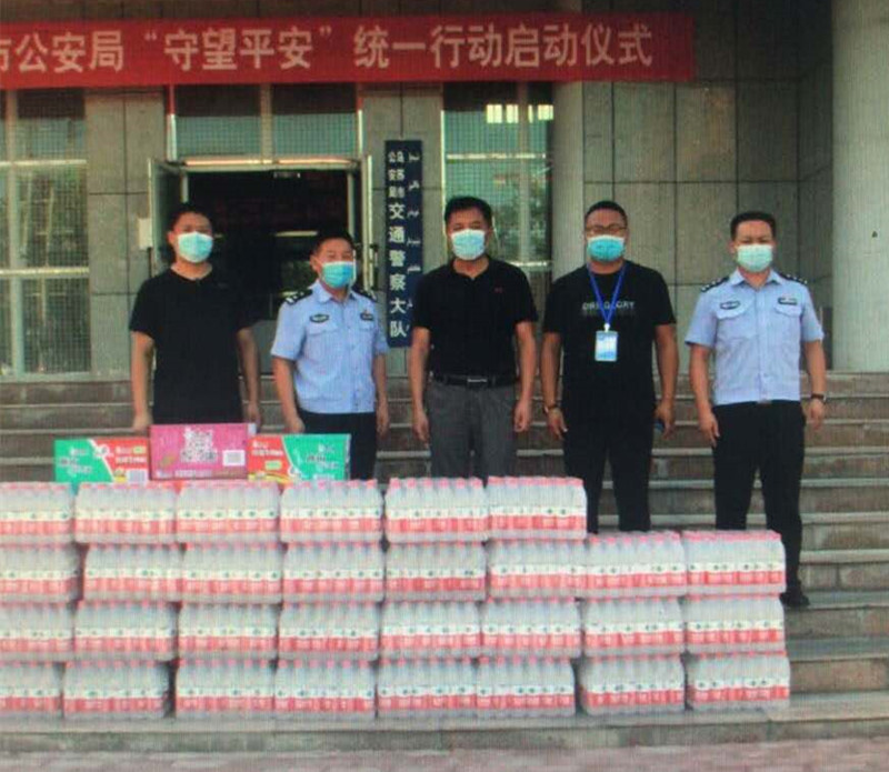 1601437070546075.jpg 圖為:烏蘇北園春市場慰問交警大隊_副本.jpg