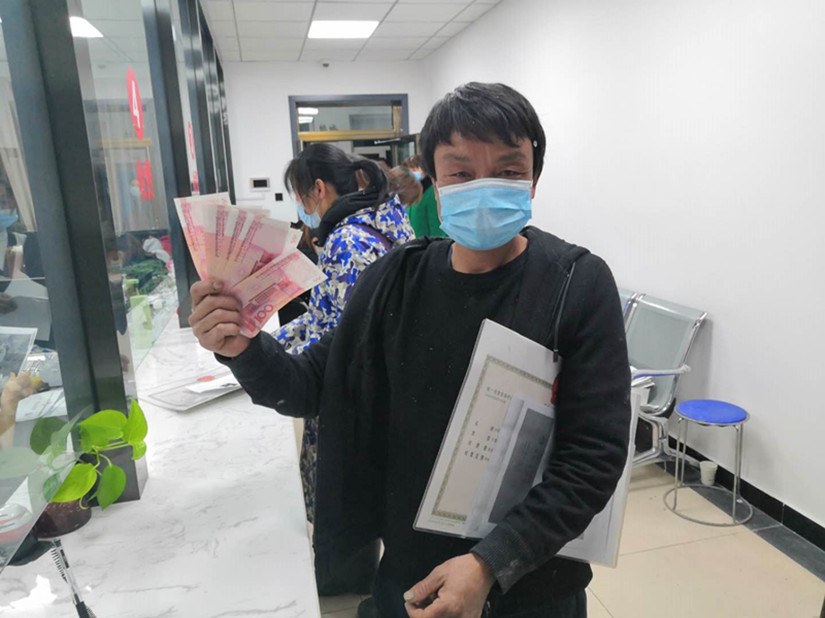 1604399457432798.jpg 圖為:商戶領(lǐng)到補(bǔ)助金現(xiàn)場_副本.jpg