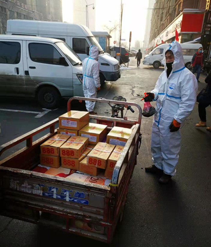 1612255698802748.jpg 圖為:工作人員正在對貨物進(jìn)行消殺_副本.jpg