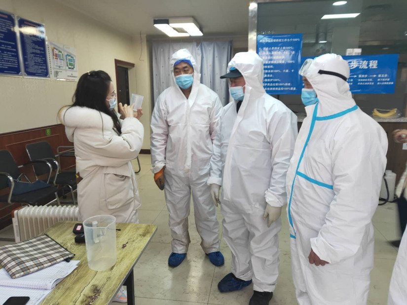 1614742941995857.jpg 圖為:沙區(qū)疾控中心技術(shù)指導(dǎo)人員對(duì)市場(chǎng)專職消毒人員進(jìn)行培訓(xùn)_副本.jpg