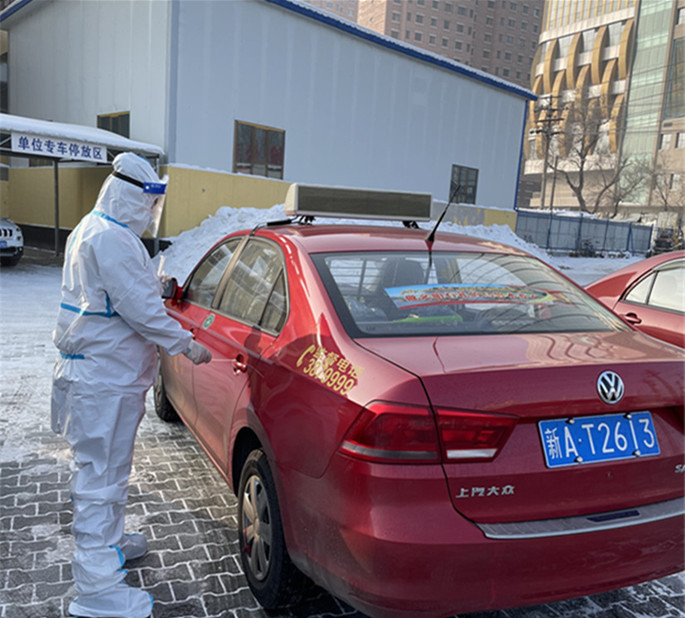 工作人員進行出租車外環(huán)境標(biāo)本采樣監(jiān)測工作_副本_副本.jpg