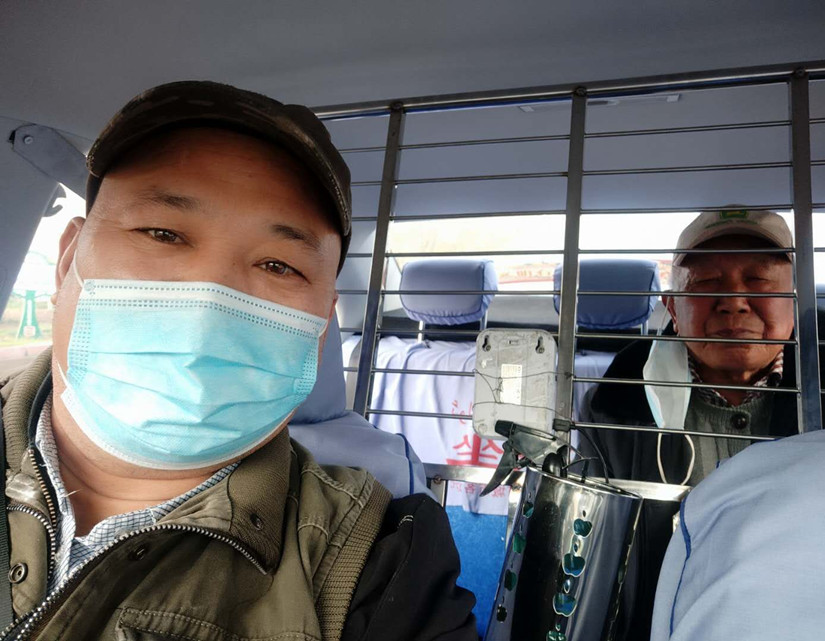 1619711749657859.jpg 圖為:敬老愛(ài)老好的哥張繼軍師傅拉載老人去醫(yī)院_副本.jpg