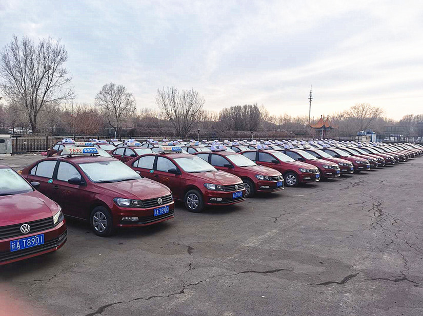 1619713485803995.jpg 圖為:運輸公司140輛新車整裝待發(fā)_副本.jpg