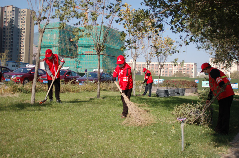 1635391384687247.jpg 圖為:運輸公司志愿服務(wù)隊清掃垃圾_副本.jpg