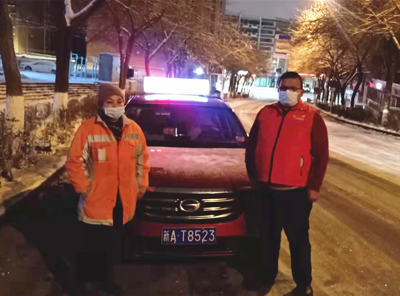 1638266450596802.jpg 圖為:運(yùn)輸公司“志愿服務(wù)隊(duì)”凌晨接送環(huán)衛(wèi)工上崗_副本.jpg