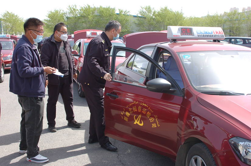 1651141900998907.jpg 圖為:行業(yè)部門對運輸公司車輛規(guī)范檢查_副本.jpg