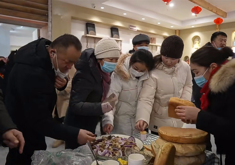 1675849321816843.jpg 圖為:群眾在年貨節(jié)品嘗哈巴河北園春公司的美味佳肴_副本.jpg