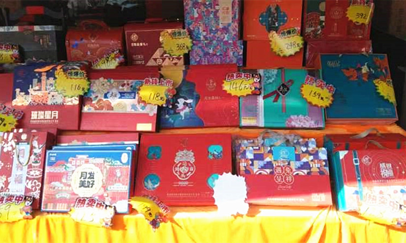 1695809677985085.jpg 圖為:北園春市場(chǎng)琳瑯滿目的月餅(三.4)_副本.jpg